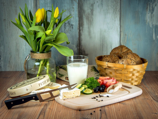 Обои картинки фото еда, натюрморт, хлеб, тюльпаны, маслины, молоко, сыр