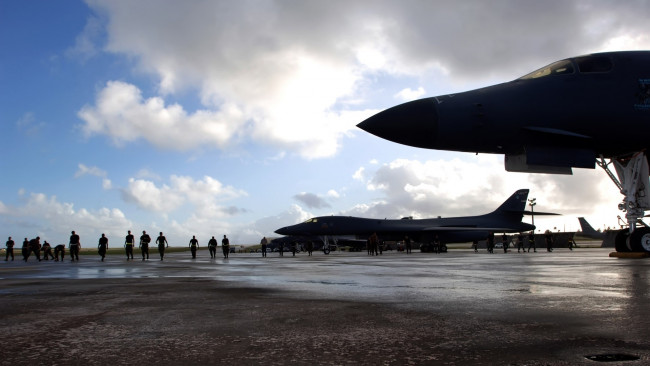 Обои картинки фото авиация, боевые самолёты, тратегический, бомбардировщик, b-1, lancer, rockwell, летчики, самолет, военный, аэродром