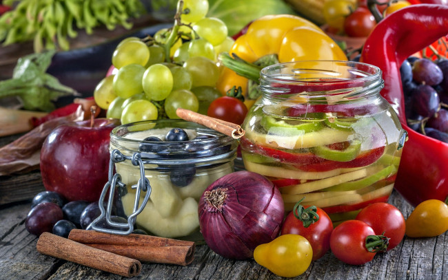 Обои картинки фото еда, консервация, лук, перец, виноград, помидоры