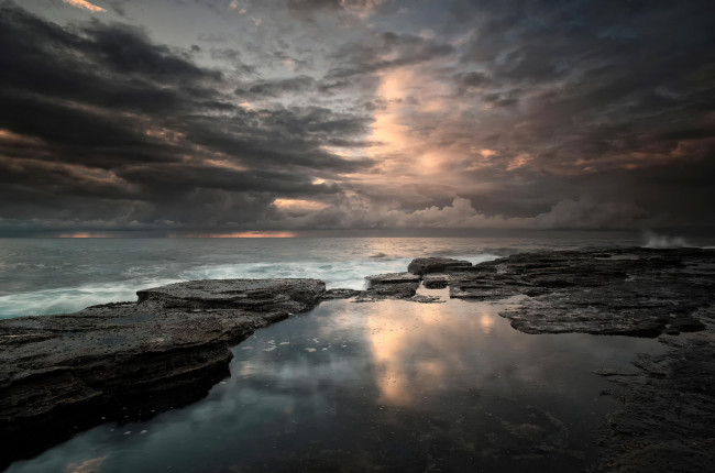 Обои картинки фото природа, восходы, закаты, небо, тучи, закат, море, камни