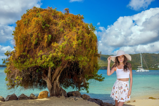 Обои картинки фото девушки, katya clover , катя скаредина, дерево, озеро, яхта, шляпа, топ, юбка