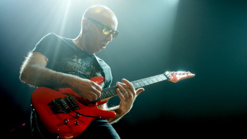 Картинка joe satriani музыка сша гитарист рок-н-ролл ххард-рок джаз фьюжн хэви-метал