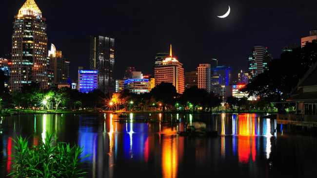 Обои картинки фото города, бангкок, таиланд, bangkok, город, ночь, дома, огни, вода, отражение, thailand, месяц