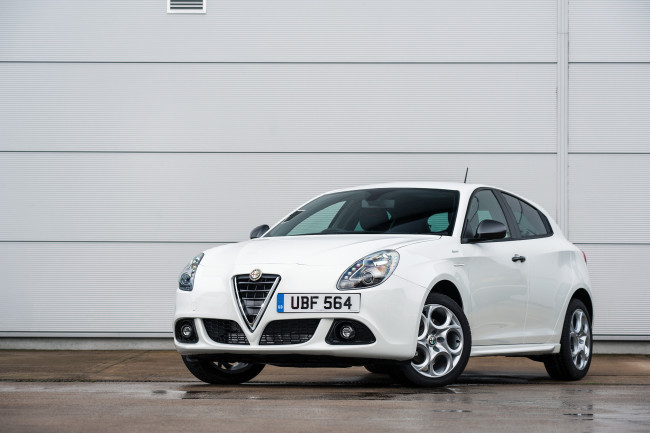 Обои картинки фото автомобили, alfa romeo, uk-spec, sprint, светлый, alfa, romeo, 2014г, 940, giulietta