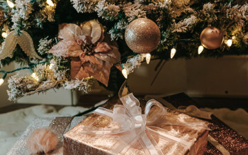Картинка праздничные подарки+и+коробочки шарики подарок лента бант