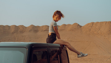 Картинка девушки -+брюнетки +шатенки футболка джинсовые шорты короткие кроссовки adidas автомобиль женщины с машинами дюны небо на природе улице пейзаж сидит