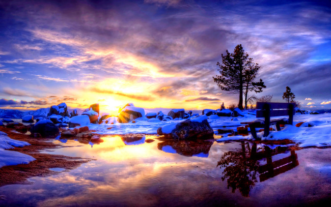 Обои картинки фото природа, восходы, закаты, вода, камни, восход, скамейка, дерево, снег
