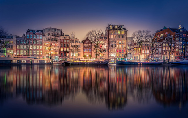 Обои картинки фото города, амстердам , нидерланды, лодка, ночь, здания, огни, город, канал, amsterdam, вода, отрожение, деревья