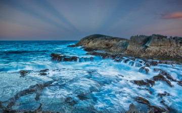Картинка природа побережье шторм лучи брызги море облака небо скалы камни закат