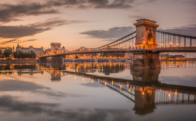 Обои картинки фото города, - мосты, цепной, мост, опора, огни, вечер, венгрия, небо, будапешт, дунай, река, облака