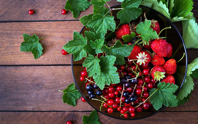 Обои картинки фото еда, фрукты,  ягоды, ягоды, клубника, смородина, листья