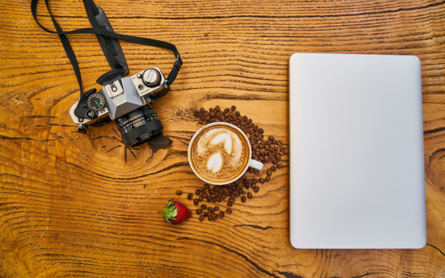 Обои картинки фото еда, кофе,  кофейные зёрна, ноутбук, клубника, чашка, камера, фотоаппарат