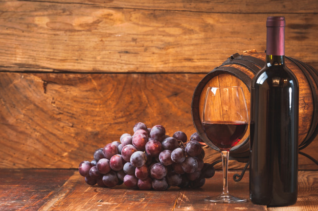 Обои картинки фото вино, еда, напитки,  вино, виноград, бокал, бутылка, бочонок