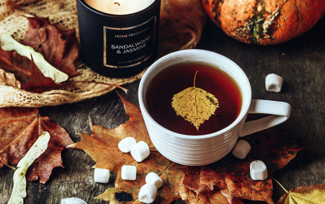 Обои картинки фото еда, напитки,  чай, свеча, чай, листья, осень