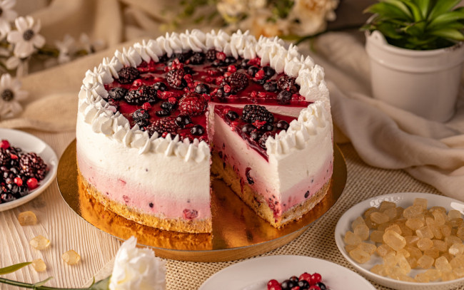 Обои картинки фото еда, торты, торт, крем, ягоды, ежевика, малина, десерт