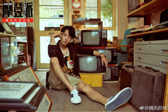 Картинка мужчины xiao+zhan куртка шорты магазин телевизоры ретро