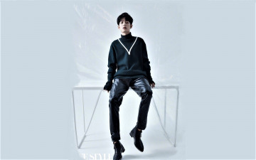 Картинка мужчины xiao+zhan свитер перчатки актер кожаные штаны
