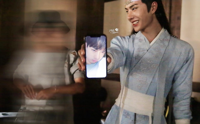 Обои картинки фото мужчины, wang yi bo, актер, телефон, костюм