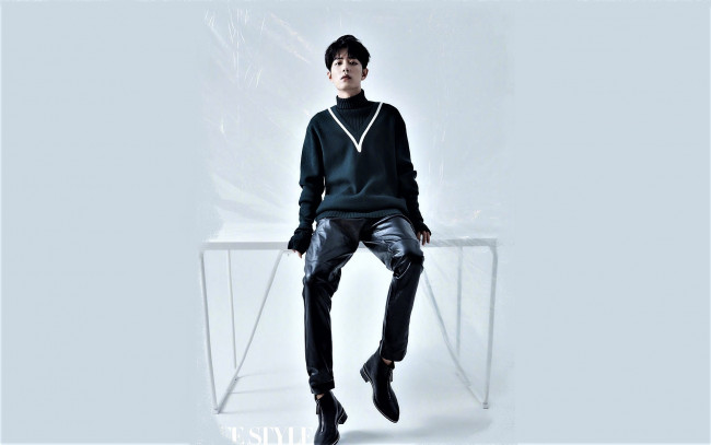 Обои картинки фото мужчины, xiao zhan, свитер, перчатки, актер, кожаные, штаны