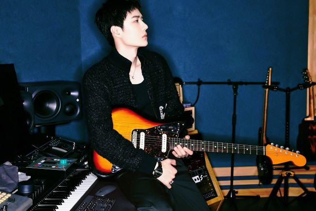 Обои картинки фото мужчины, wang yi bo, пиджак, гитара, инструменты, часы