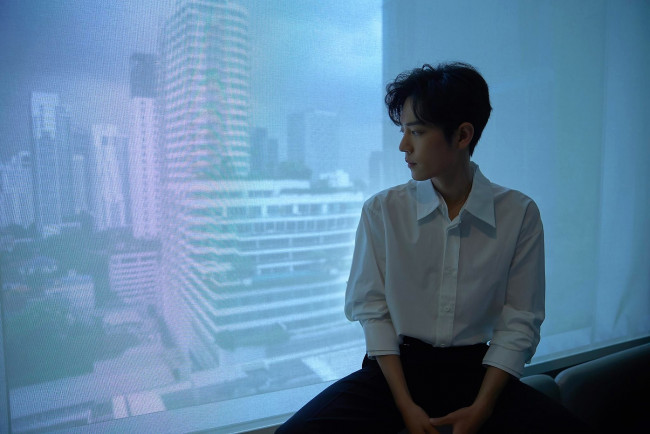 Обои картинки фото мужчины, xiao zhan, актер, рубашка, окно, панорама, город