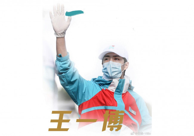 Обои картинки фото мужчины, wang yi bo, жест, перчатка, кепка, маска, куртка