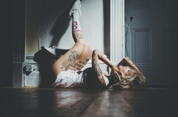 обоя Sara Fabel, девушки, на, полу, тату, ножки