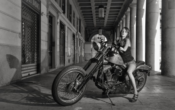 обоя мотоциклы, мото с девушкой, байк, чёрно-белая