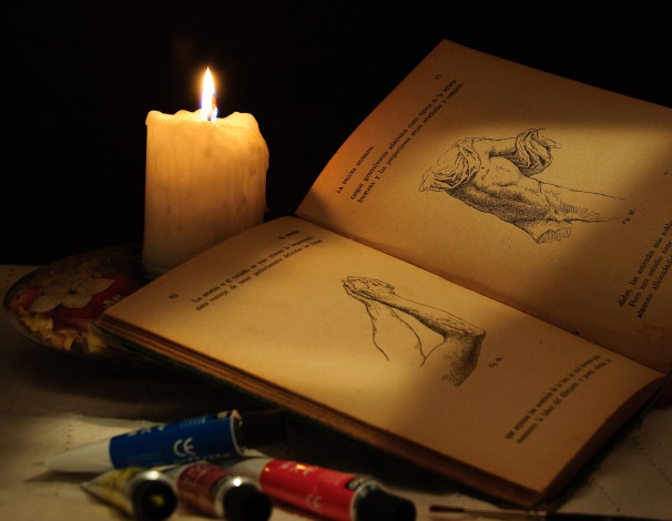 Обои картинки фото разное, свечи, темнота, свеча, книга, рисунок, ночь