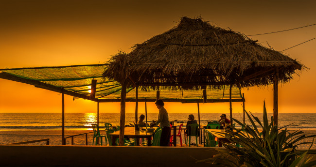 Обои картинки фото интерьер, кафе,  рестораны,  отели, навес, пляж, закат, тропики