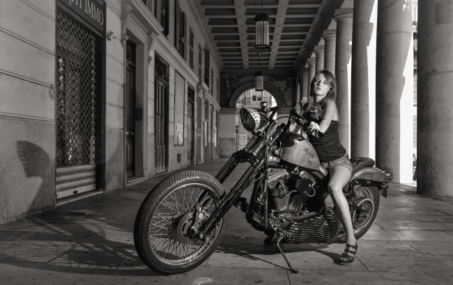 Обои картинки фото мотоциклы, мото с девушкой, байк, чёрно-белая