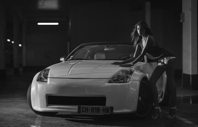 Обои картинки фото автомобили, авто с девушками, чёрно-белая, белый, ножки