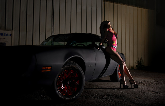 Обои картинки фото pontiac firebird, автомобили, авто с девушками, ножки, чёрный, pontiac, firebird