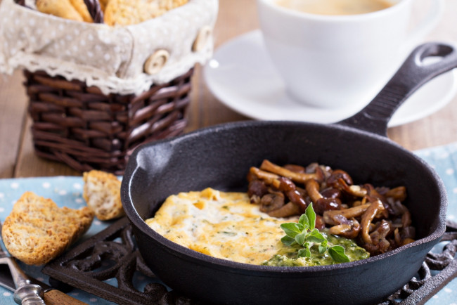 Обои картинки фото еда, грибы,  грибные блюда, зелень, омлет, завтрак