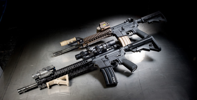 Обои картинки фото оружие, автоматы, штурмовые, винтовки, апгрейд, полумрак, bcm, 2, штуки, m4