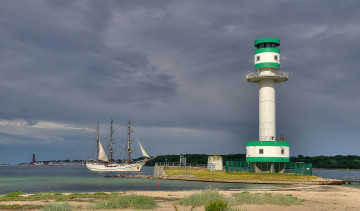 Картинка корабли парусники маяк