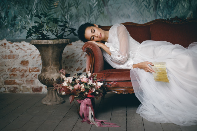 Обои картинки фото девушки, -unsort , невесты, девушка, свадебное, платье, письмо, цветы, лежит, диван