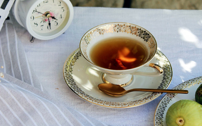 Обои картинки фото еда, напитки,  чай, будильник, чай, чашка, блюдце, ложка