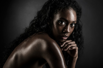 Картинка девушки -+темнокожие мулатка чернокожая темнокожая девушка модель брюнетка причёска волосы взгляд поза