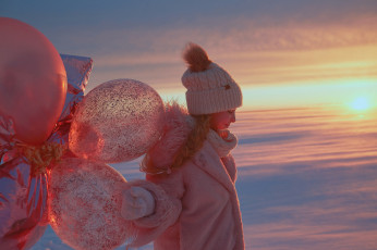 Картинка разное дети девочка шарики зима снег закат шапка