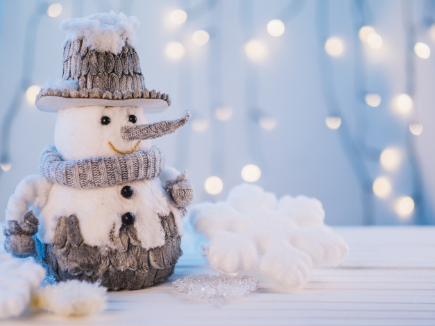 Обои картинки фото праздничные, снеговики, снеговик, фигурка, блики, снег