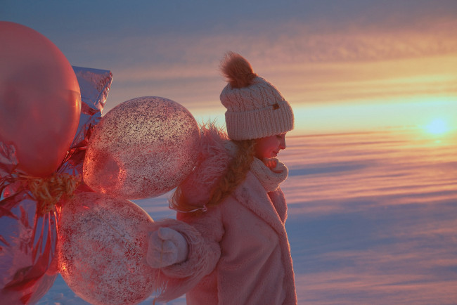 Обои картинки фото разное, дети, девочка, шарики, зима, снег, закат, шапка