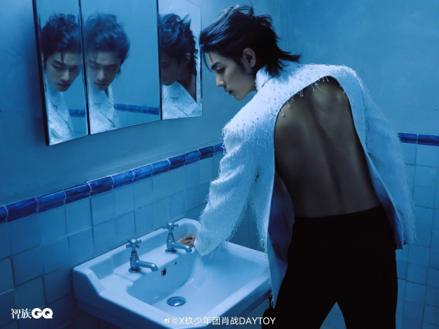 Обои картинки фото мужчины, xiao zhan, актер, наряд, зеркало, раковина, санузел