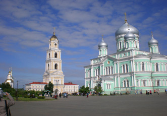 Картинка города православные церкви монастыри площадь купола небо дивеево