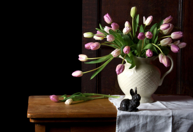 Обои картинки фото цветы, тюльпаны, ваза, стол, заяц