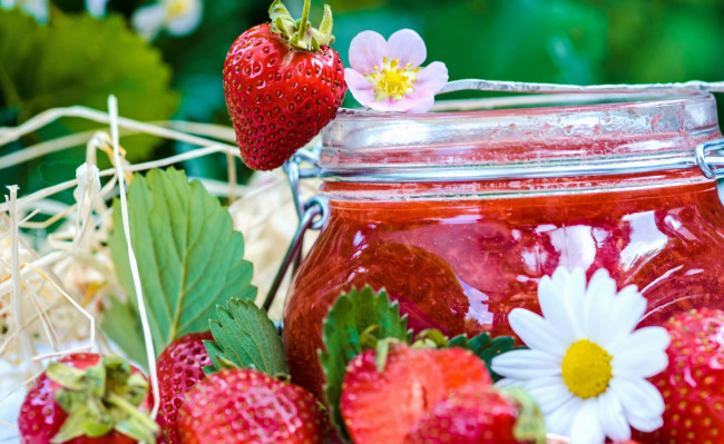 Обои картинки фото еда, мёд,  варенье,  повидло,  джем, варенье, банка, цветы, ягоды, клубника, джем, ромашки