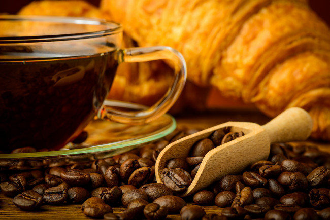 Обои картинки фото еда, кофе,  кофейные зёрна, чашки, лопатка, кофейные, зерна, булочка