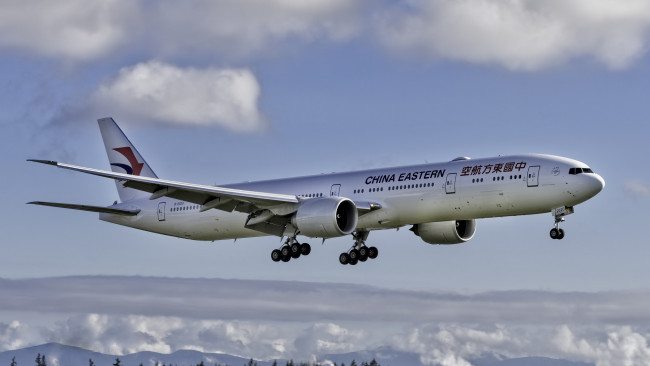 Обои картинки фото boeing 777-300, авиация, пассажирские самолёты, полет, небо, авиалайнер