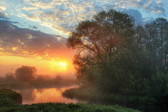 Картинка природа восходы закаты речка осока туман деревья солнце облака игорь денисов