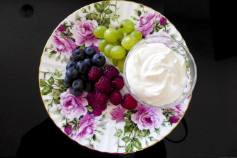 Картинка еда фрукты +ягоды черника сливки виноград малина